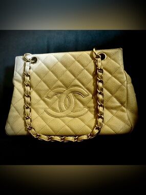 CHANEL Quilted Shoulder Bag in Beige Caviar Leather with Gold Chain